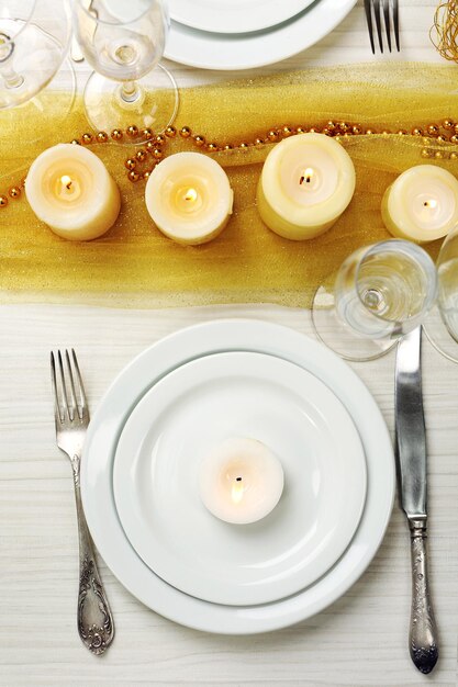 Kolacja przy świecach z daniem głównym