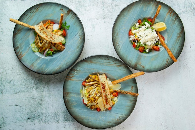 Stół z trzema talerzami dań