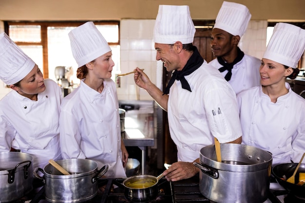 Zespół kucharzy podczas pracy